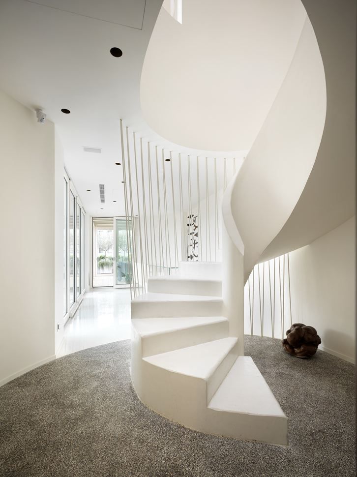 escalier design en blanc moderne intérieur design contemporain