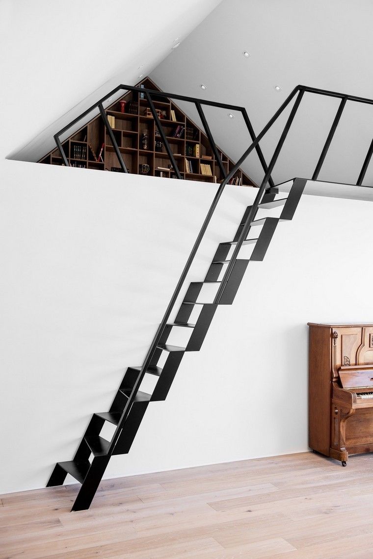 escalier noir moderne design intérieur tendance idée bibliothèque bois