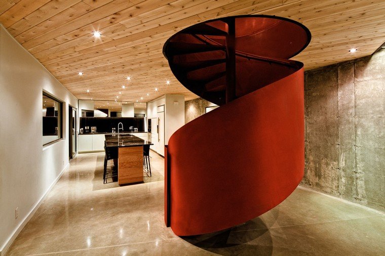 escalier colimaçon rouge design sol granit plafond bois cuisine ouverte