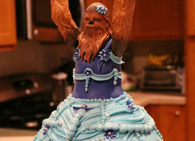 gâteau star wars chewbacca portant robe Belle