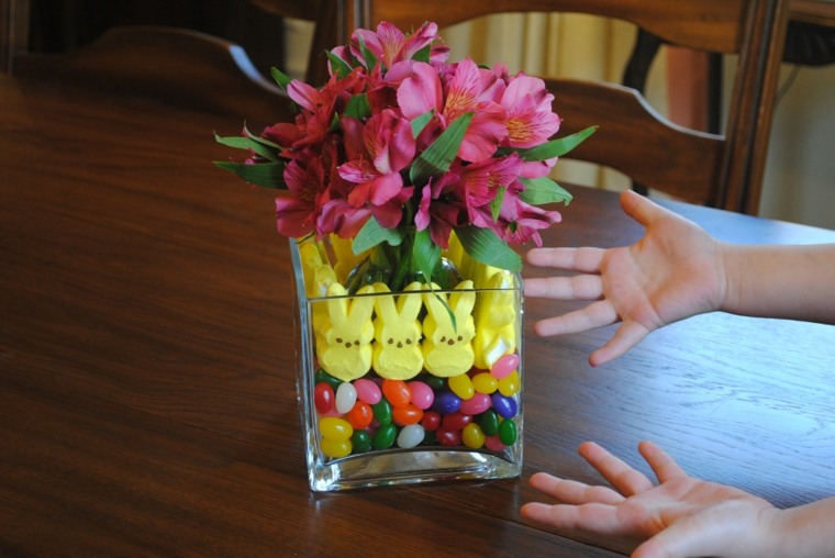 images de pâques vase fleurs printemps déco lapins oeufs bonbons