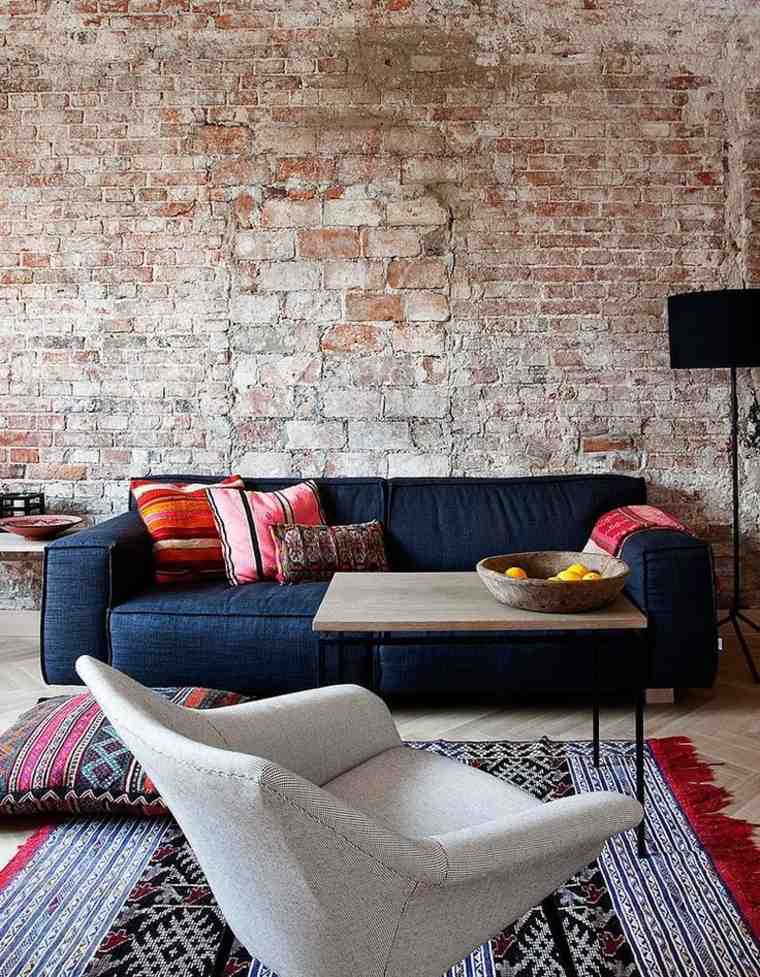 salon design contemporain salon ethnique fauteuil blanc idée tapis de sol mur briques