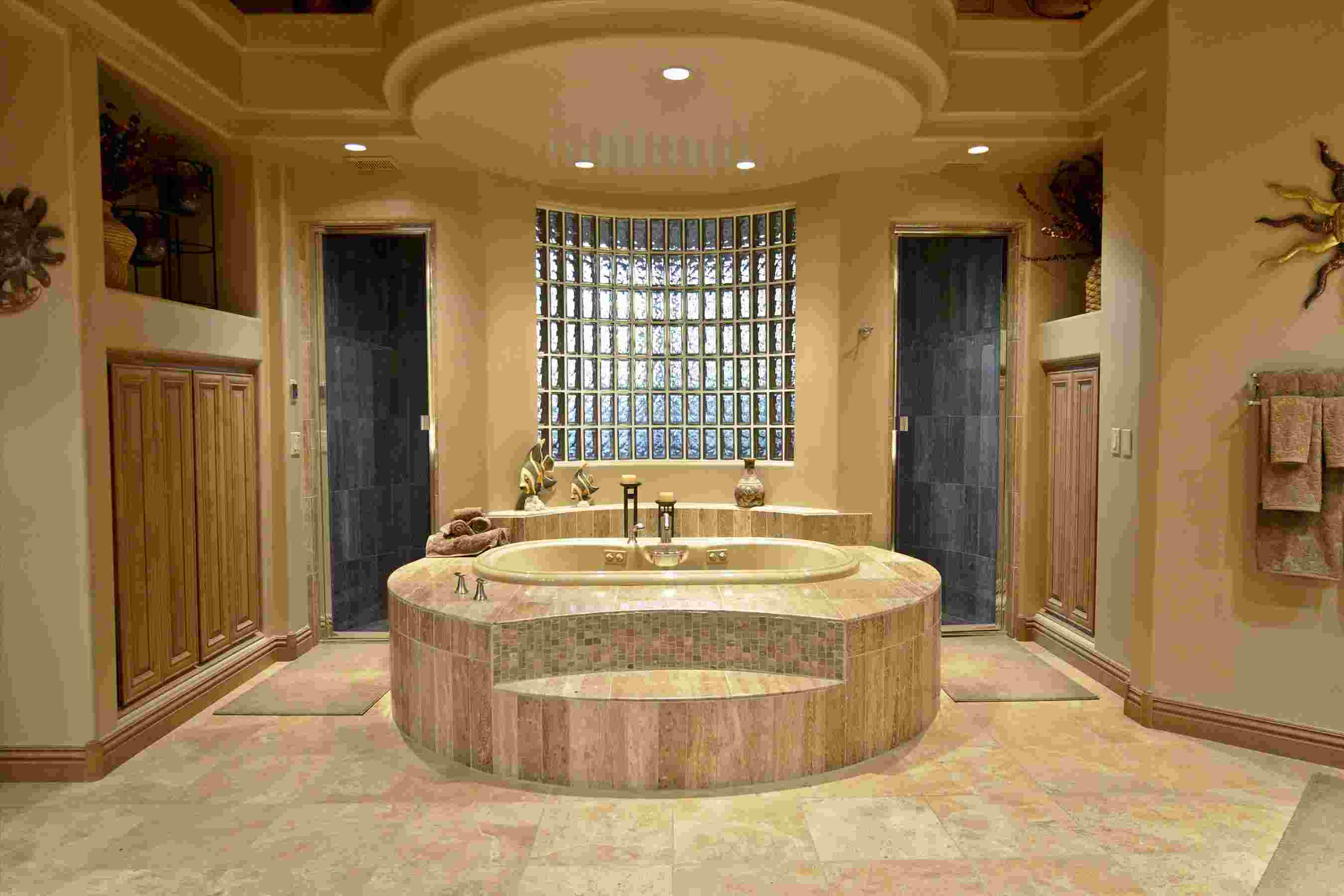 interieur design salle de bains bois clair et marbre
