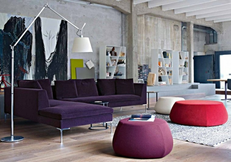 salon style industriel déco canapé violet lampe à pied béton ciré