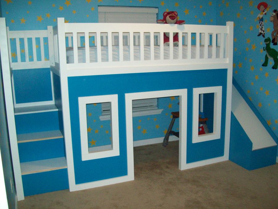 lit cabane bleu et blanc chambre enfant