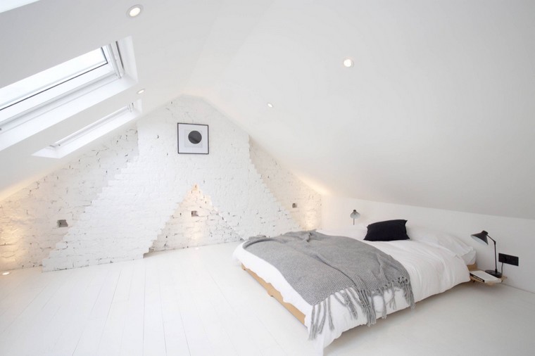 mur brique blanche intérieur déco mur cadre idée tête de lit plafond rampant