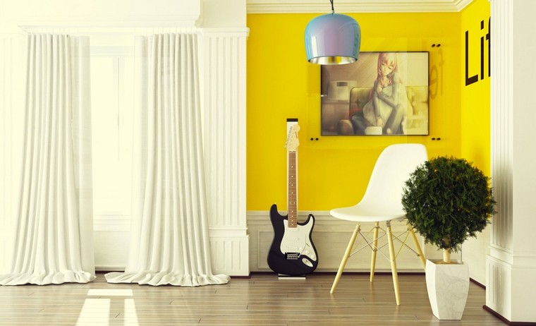 salon mur jaune idée chaise mur peint en jaune plante en pot voiles blanches