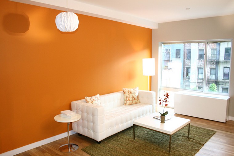 salon orange mur peint idée luminaire suspension canapé blanc