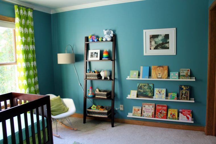 chambre de bebe couleu peinture bleu canard bibliotheque enfant etageres blanches