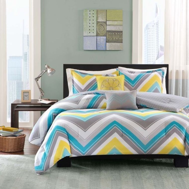 idee peinture chambre adulte gris et bleu decoration texitles de lit touche de jaune idee suite parentale