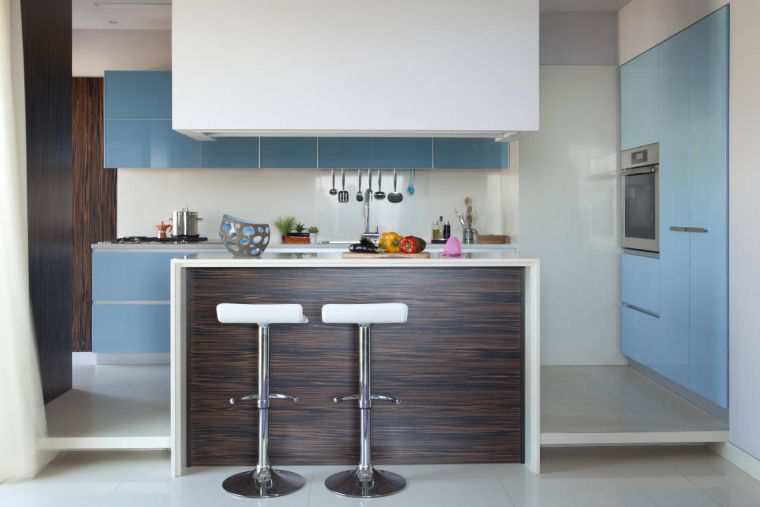 petite cuisine avec îlot central bois meuble bleu deco style moderne
