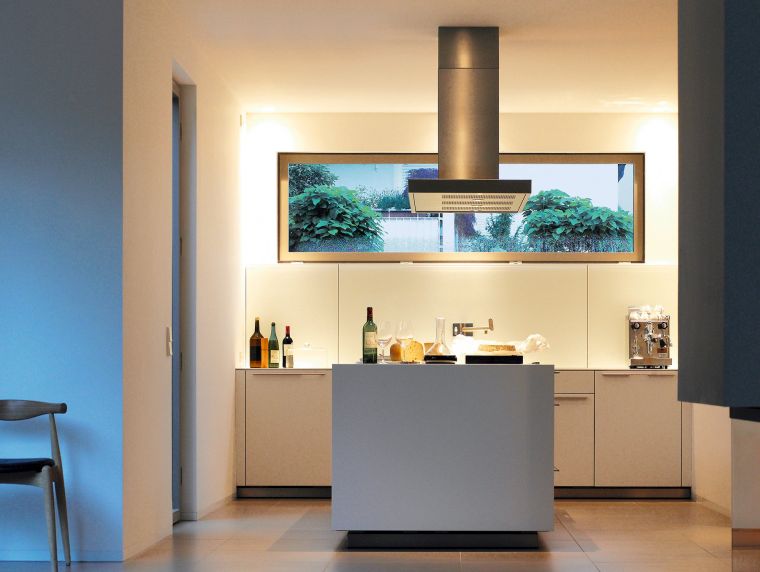 petite cuisine avec îlot central blanc mobilier design éclairage LED hotte metallique 