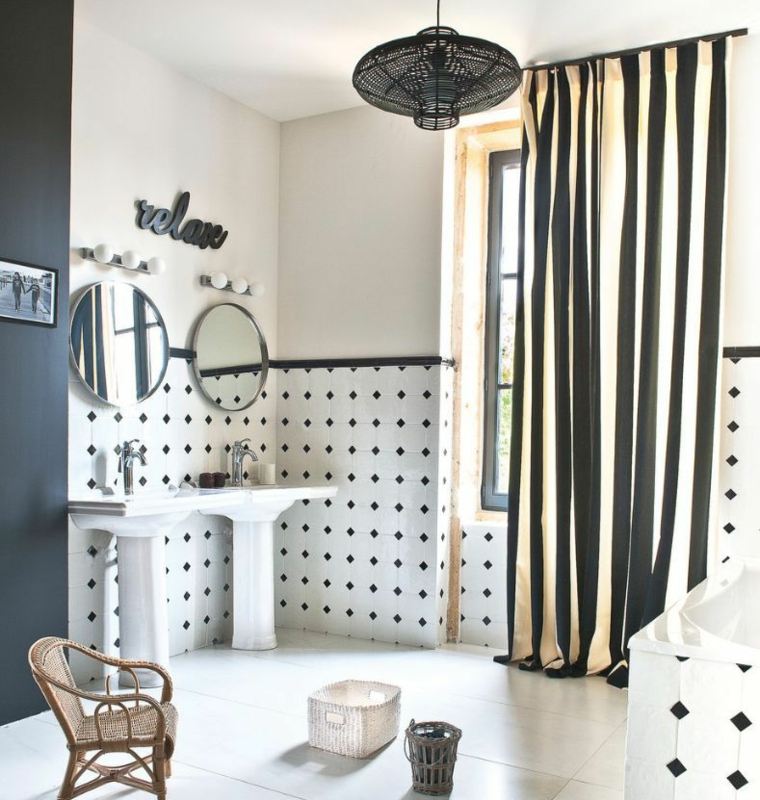 accessoires de salle de bain blanche accents noir carrelage moderne rideaux design