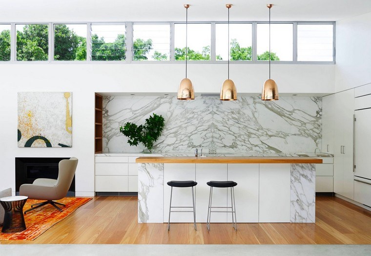 design intérieur cuisine bar éclairage cuivre marbre dosseret parquet bois