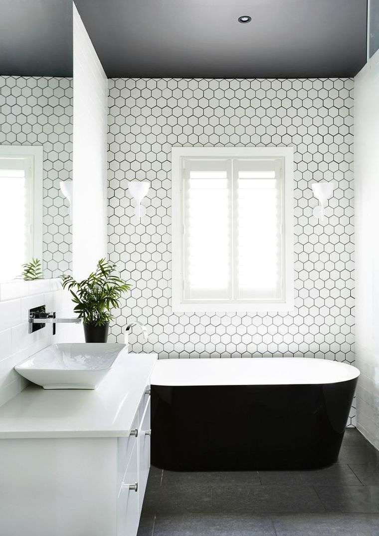 idee revetement mur carreaux hexagone amenagement salle de bain petite baignoire noire