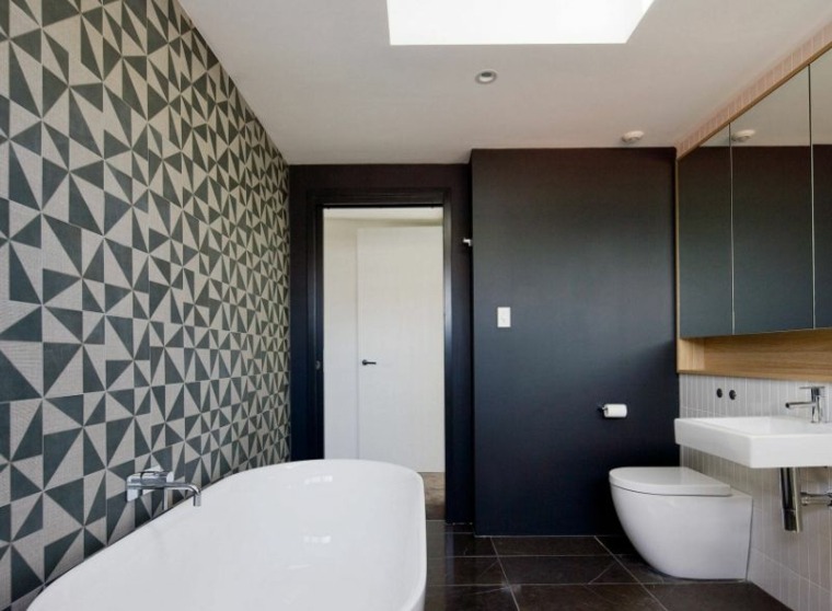 amenagement de salle de bain blanche et noire idee parement mural bois miroir