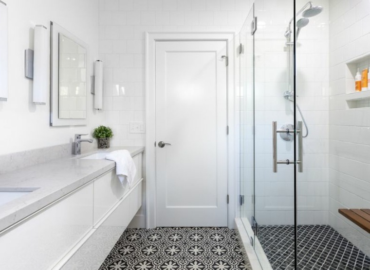 salle de bain revetement sol blanc et noir decoration douche vitree banc-bois