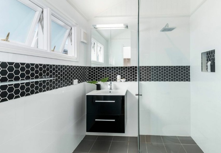 salle de bain moderne listel carrelage hexagonal noir cabine douche