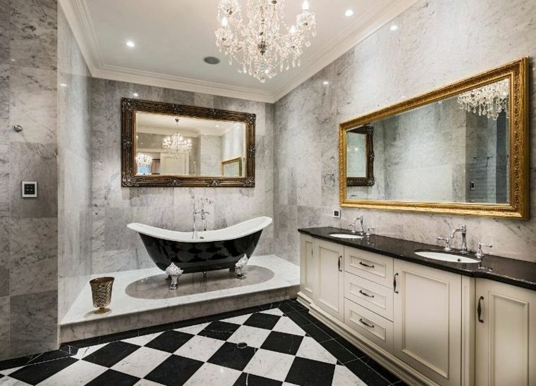 salle de bains luxe revetement noir et blanc carrelage grand miroir doré