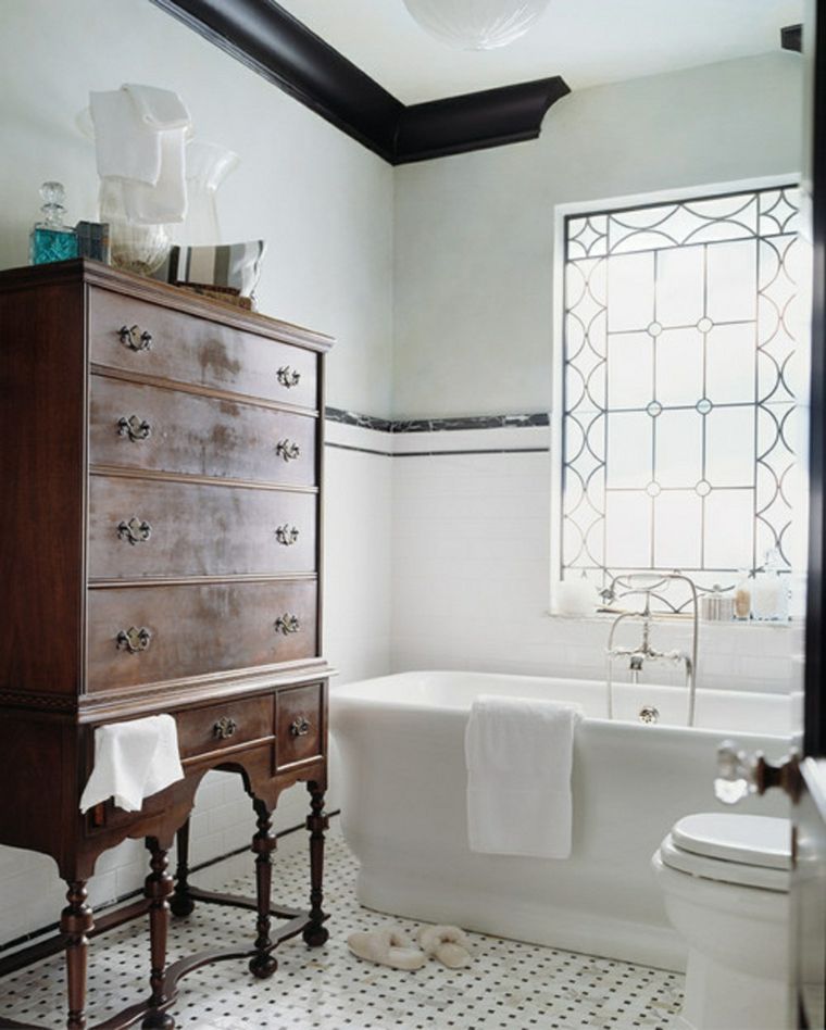 déco de salle de bain noire et blanche carreaux damier meuble ancien deco vintage