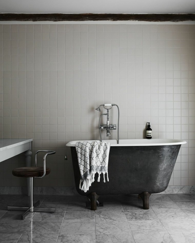salle de bain noire et blanche style scandinave baignoire vintage sur pied