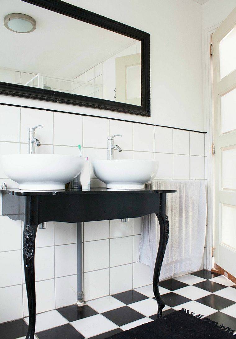 salle de bain noire et blanche miroir enveloppe double vasque carreaux sol damier