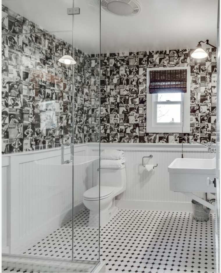 salle de bain noire et blanche deco toilettes papier peint mur cabine douche