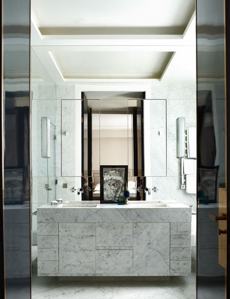 salle de bain noire et blanche miroir mural meuble marbre sol carreaux