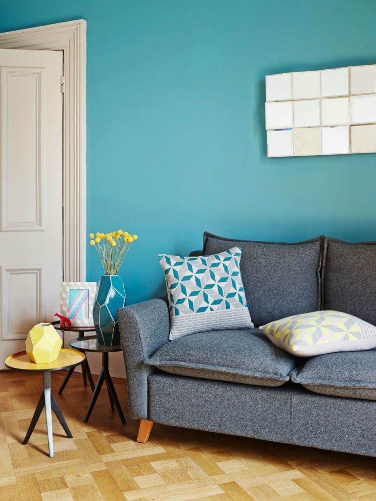 salon bleu canard peinture de mur canape design gris accent accessoire design jaune
