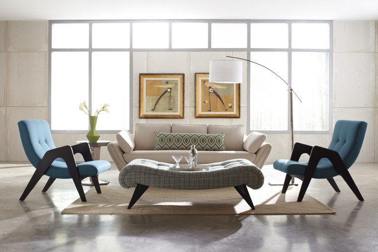 salon moderne design fauteuil bleu idée canapé beige coussins tableaux murs