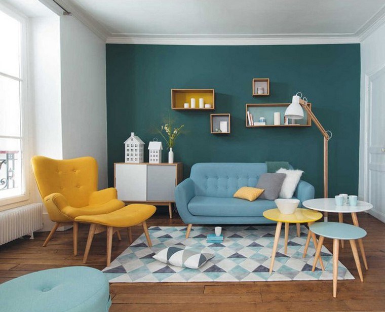 salon bleu idée mur déco étagères bois fauteuil canapé bleu