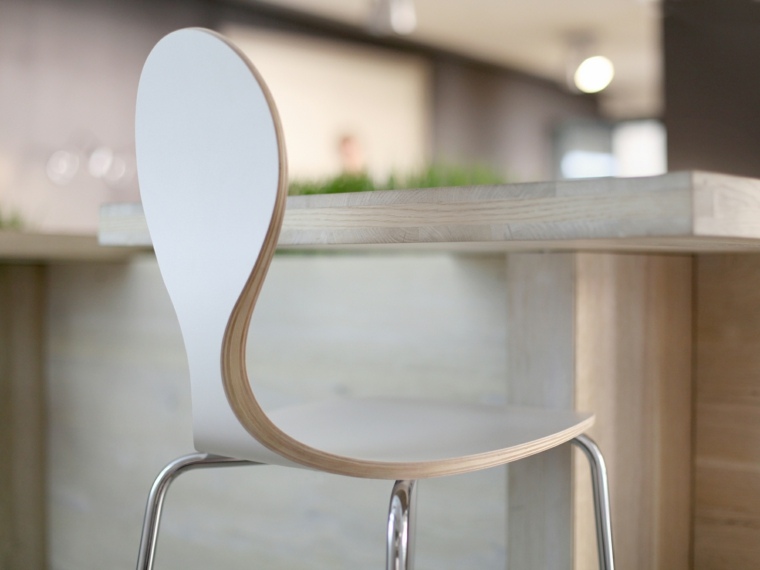 tabouret bois couleur blanche cuisine moderne chaises plan de travail design
