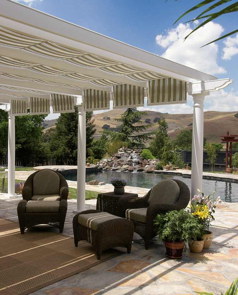abri de terrasse ambiance relaxante côté piscine