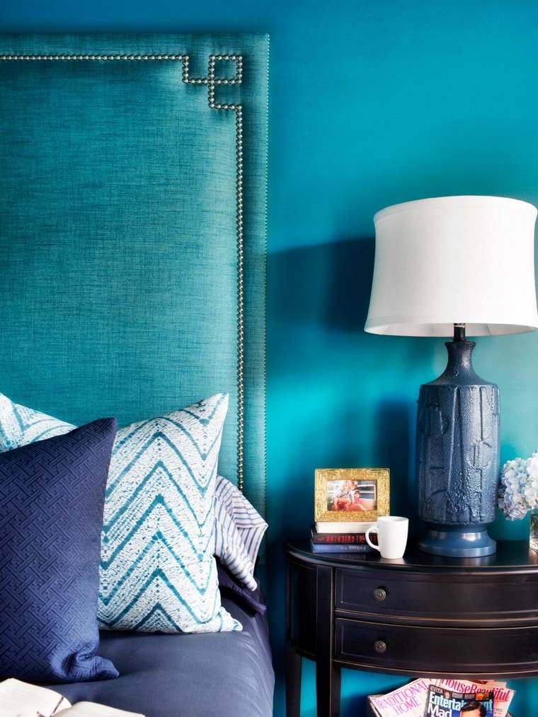 intérieur bleu idée tête de lit lampe à pied coussins meuble bois