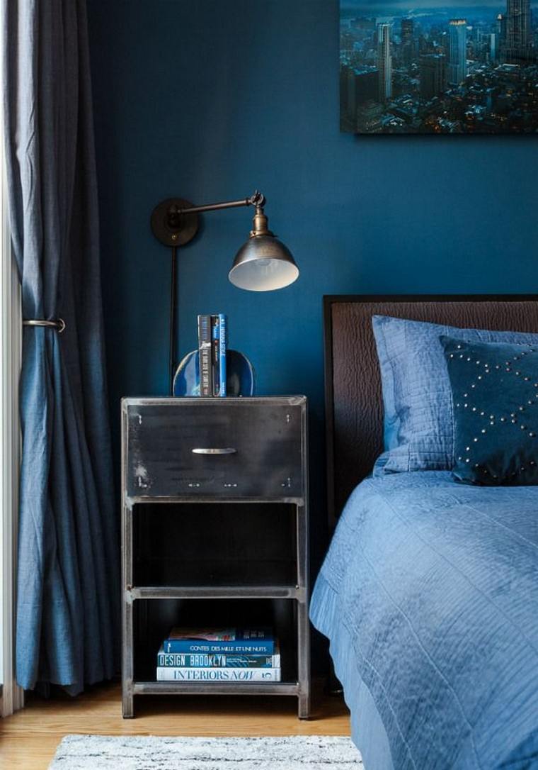 chambre à coucher mur bleu paon déco meuble table de chevet 