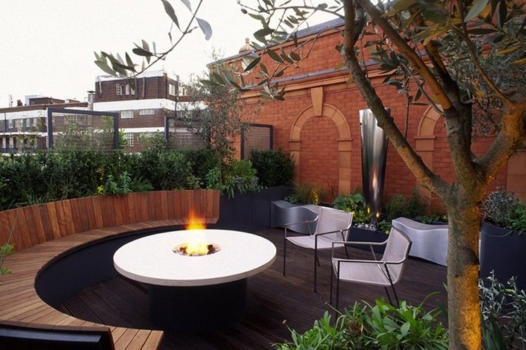 terrasse bois idée foyer extérieur aménager espace terrasse revêtement