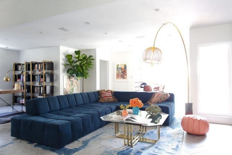 salon contemporain canapé bleu idée coussins tapis sol table basse verre luminaire pouf rose