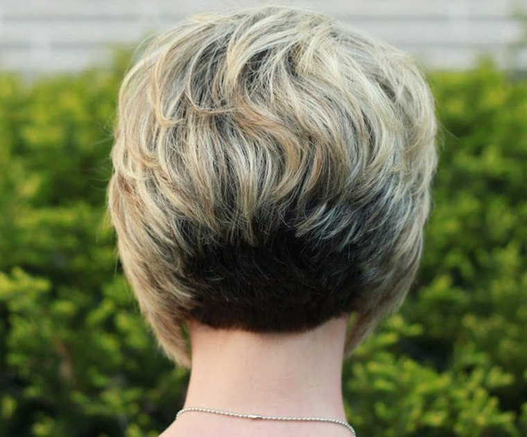 coupe degradee femme cheveux blonds et noirs courts resized