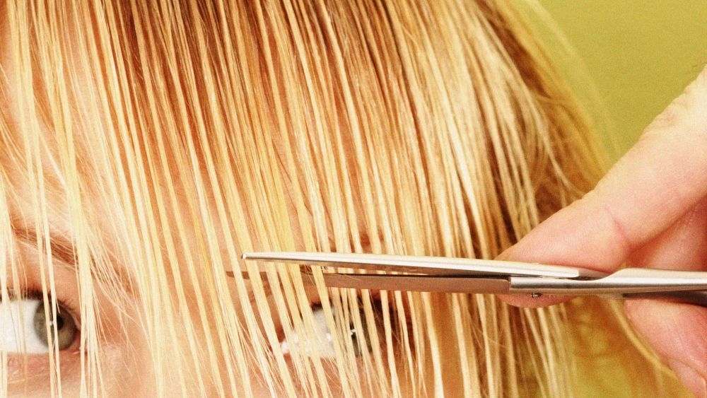 couper cheveux coiffure femme blonde