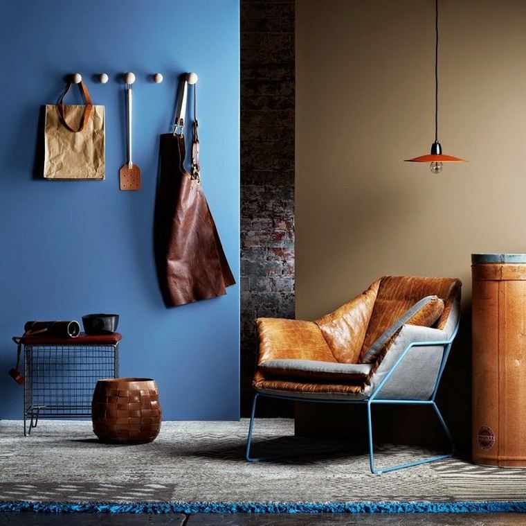 bleu azur salon industriel fauteuil cuir luminaire tapis sol idée 