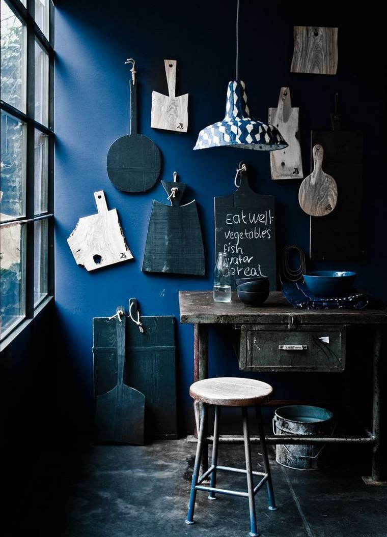 bleu tendance cuisine idée mur peinture déco table bois tabouret bois