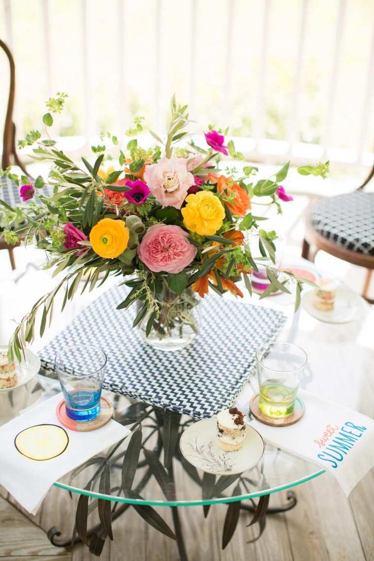 déco table printemps fleurs bouquet idée table ronde en verre