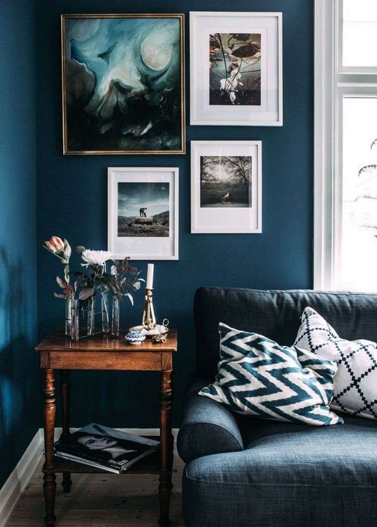 déco mur bleu idée mur cadres salon canapé coussins table de chevet bois fleurs