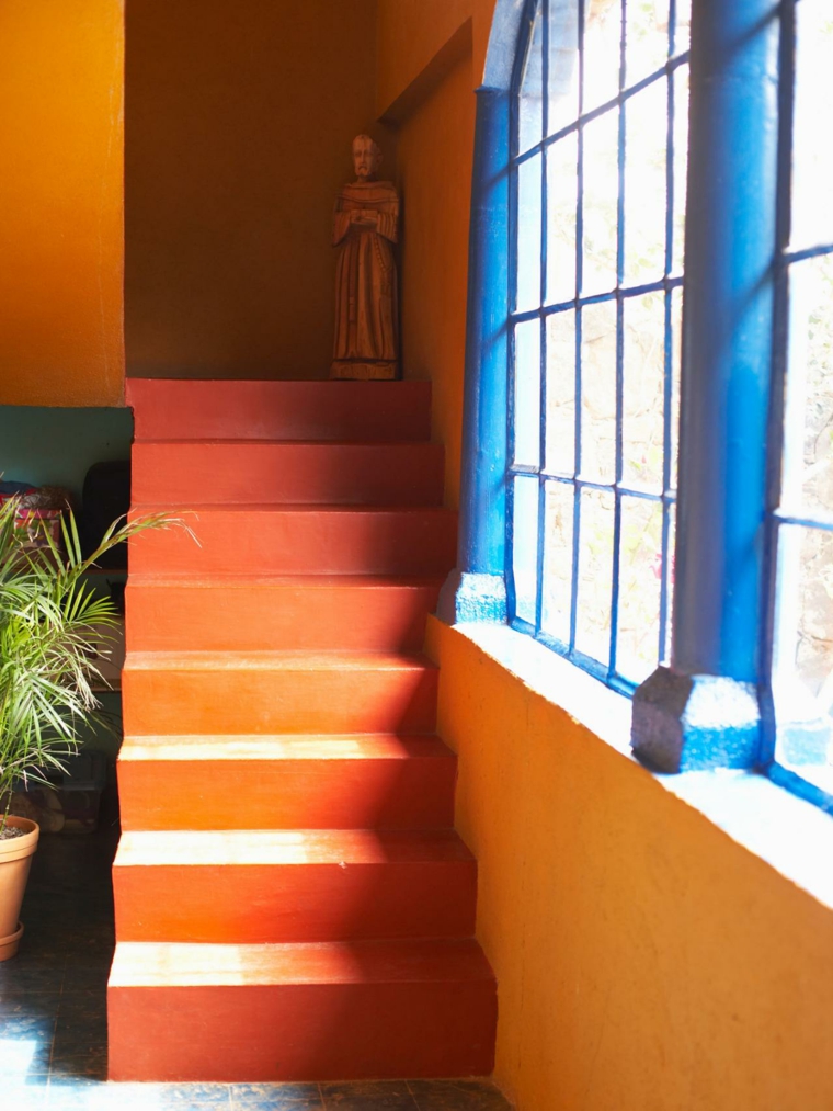 deco peinture corridor mur orange escaliers rouges