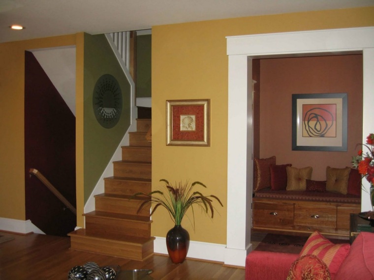 deco peinture murs intérieurs palier maison rouge marron orange foncé pastel vert