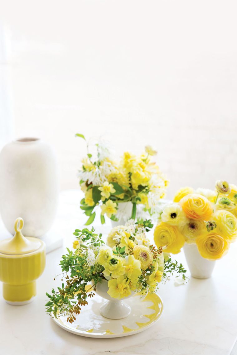decoration florale printemps vase fleurs jaunes table