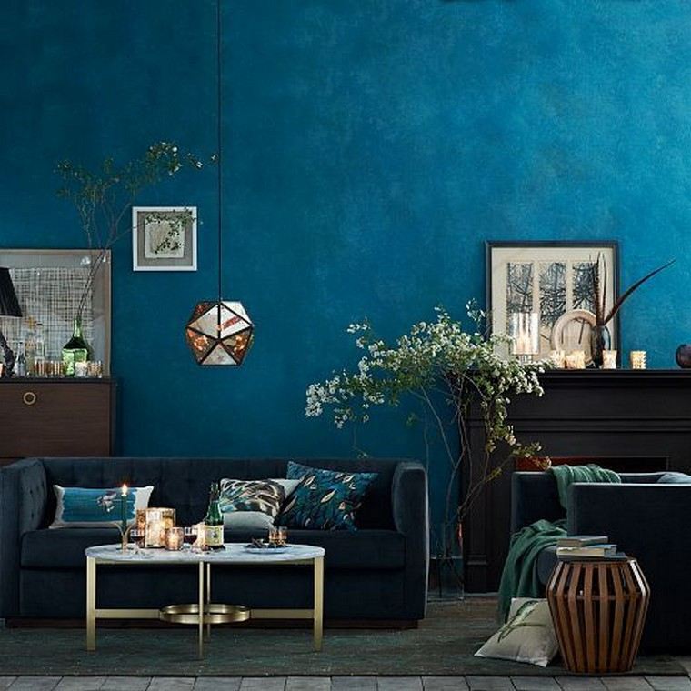 idée intérieur salon mur bleu peinture canapé coussins luminaire suspension