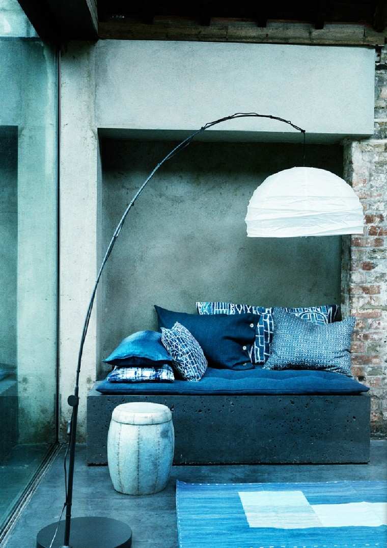 idée espace intérieur tendance banc pierre coussins bleu luminaire pouf