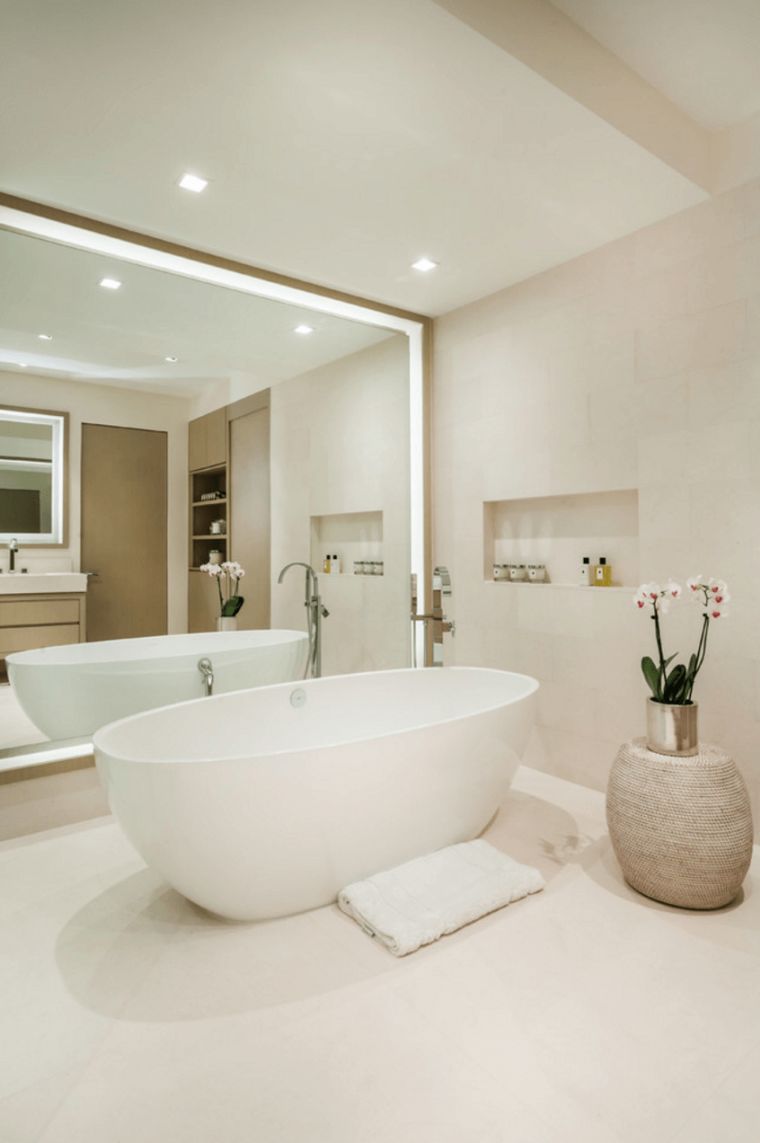 design miroir salle de bains moderne deco baignoire tendance