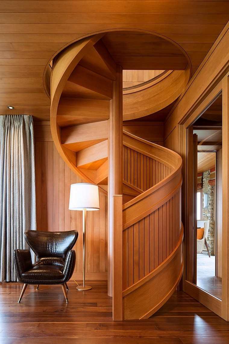escalier spirale design intérieur moderne panneau verre luminaire tendance